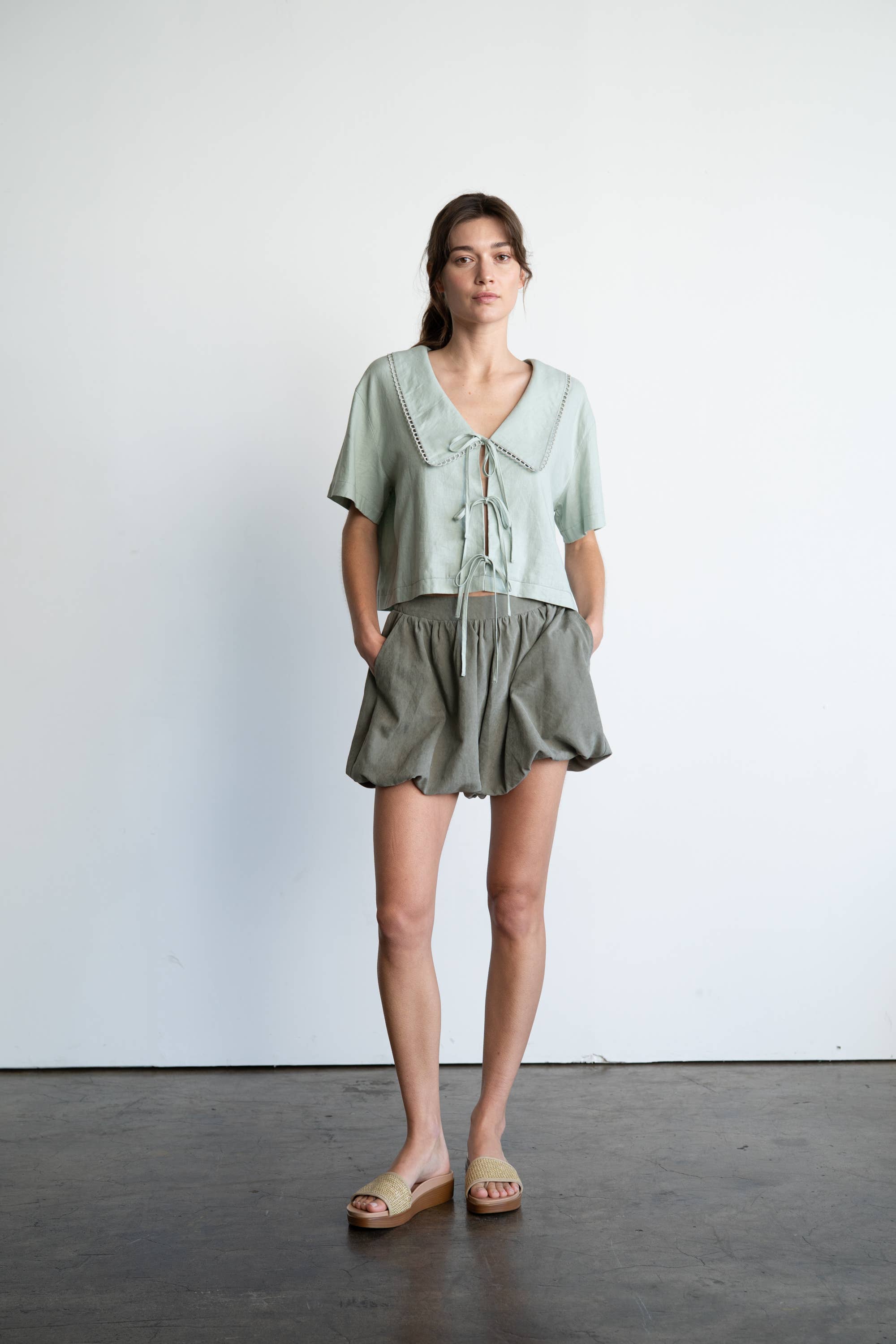 Salvia HERITAGE LACE BLUS MED KNYTBAND FRAMTILL för wholesale på Faire