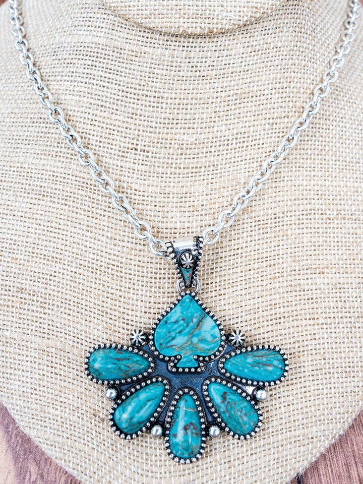 Collier argenté avec pendentif en forme de bêche turquoise du sud-ouest pour la vente par Wholesale Accessory Market