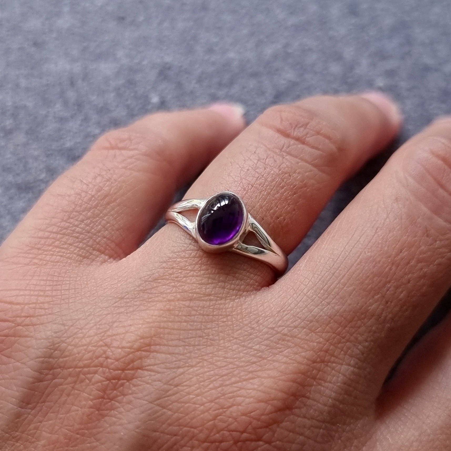 Mistry Gems - Wholesale Single Stone/Solitaire Ring - Unisex Oval Amethyst Ring | 925 Sterling Silver, R3AO3