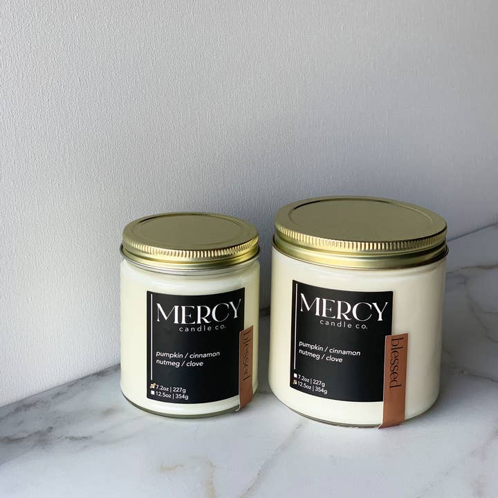 Velsignet signatur stearinlys for engroshandel hos Mercy Candle Co.