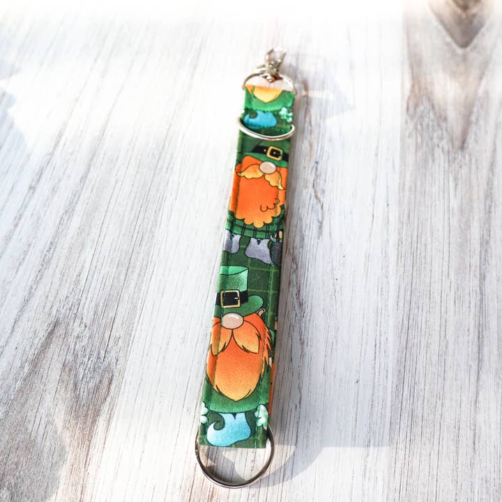 Llavero con forma de pulsera del Día de San Patricio, gnomos en verde para venta al por mayor de Kimmi Jo