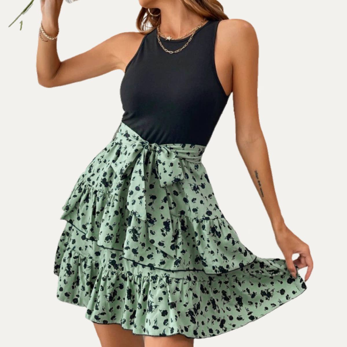 The Moment Collection – Großhandel Kleid – Damen – Sweetness Ärmelloses, gestuftes Minikleid mit Blumenmuster und Spleißnähten0