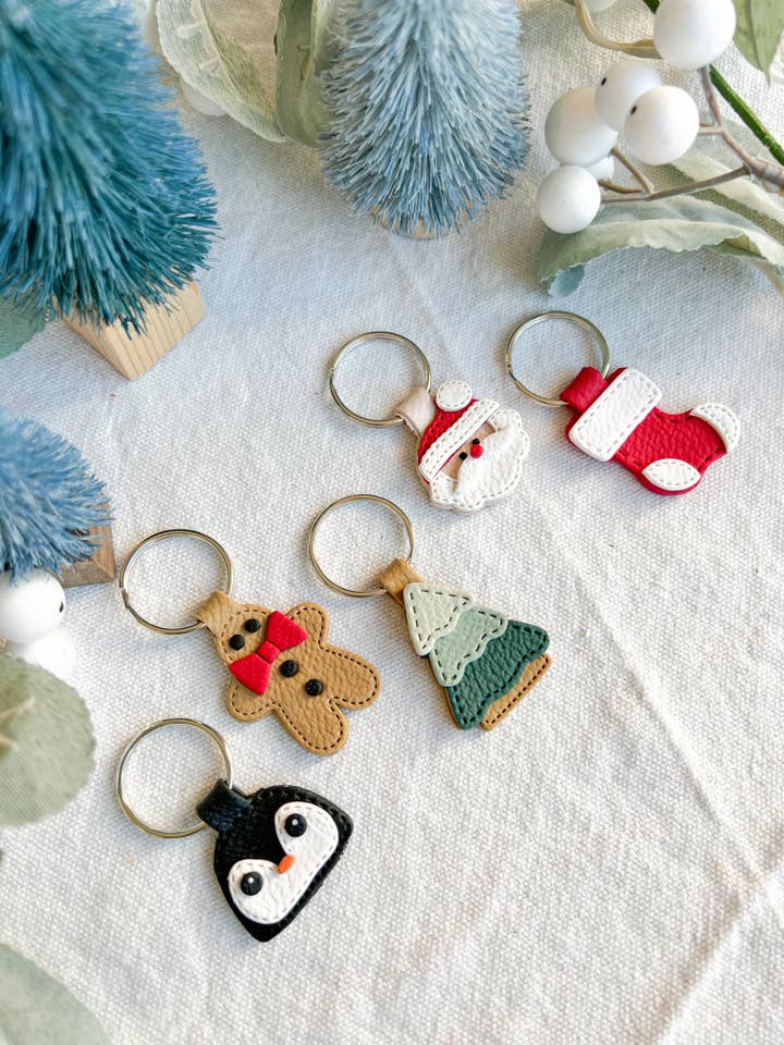Nyckelringar i polymerlera med lädertexturerade julfigurer för wholesale av Morning Dew Designs