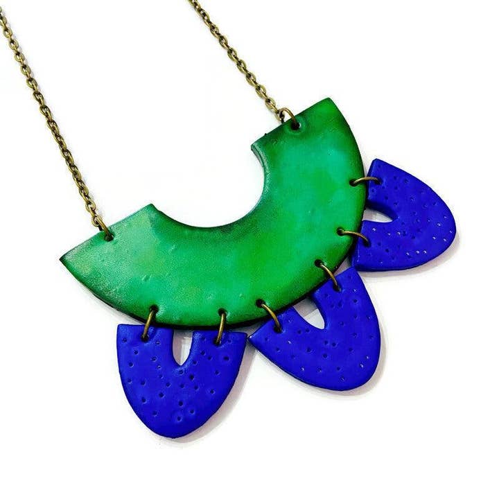 Artsy Statement - Set composto da collana e orecchini realizzati a mano in argilla dipinta di verde blu per la vendita all'ingrosso da parte di Sassy Sacha Jewelry