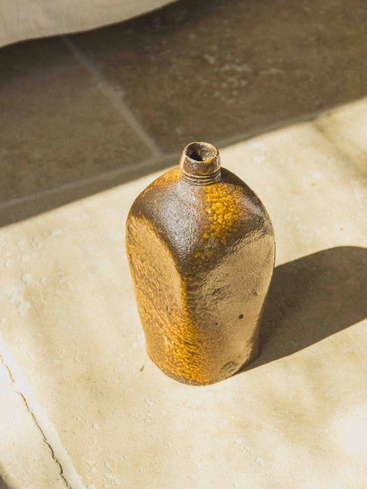 Antike Flasche aus ockerbraunem Steinzeug für den Großhandel von Eloge