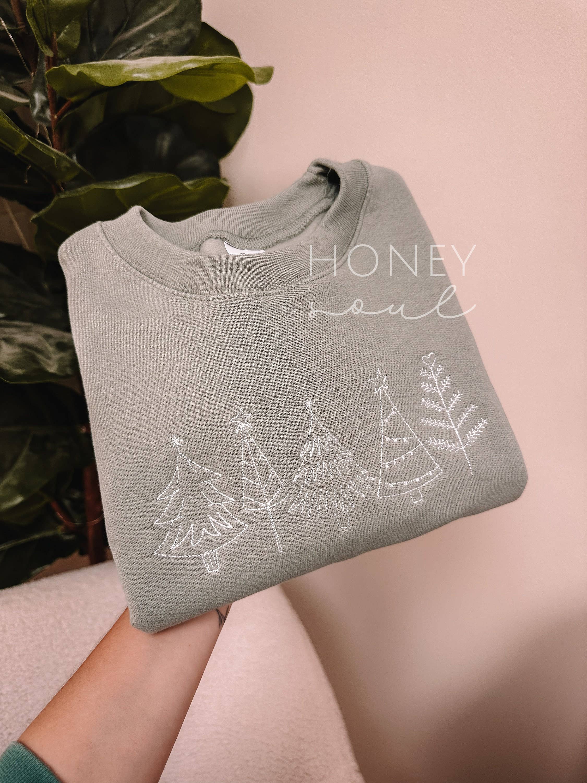 Honey Soul LLC - Venta al por mayor Sudadera - Mujer - Sudadera con árbol de Navidad bordado | Sudadera festiva2