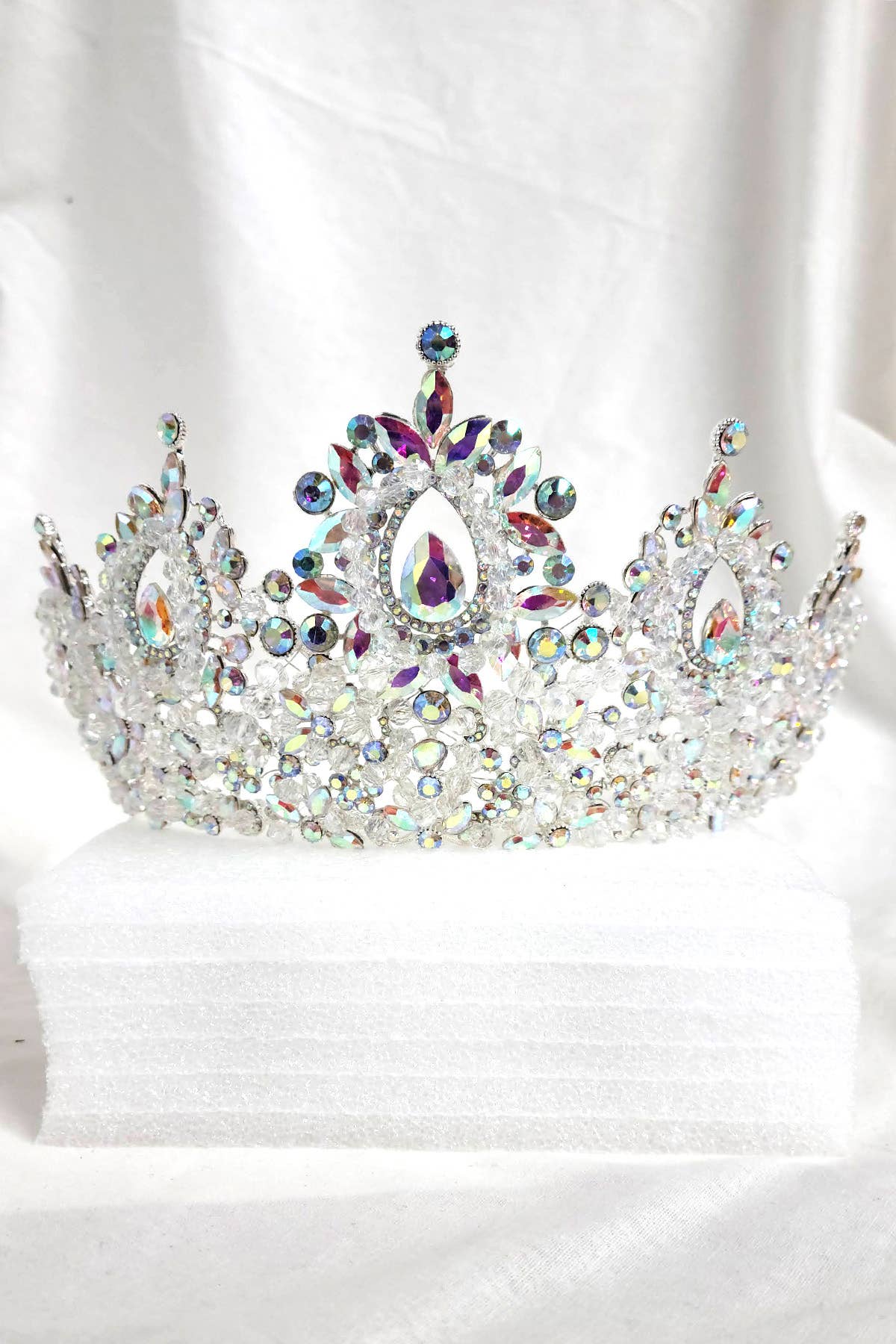 Chicas - Wholesale Tiara - Women's - Metal tiara with crystal balls and jewel rhinestones HT96210