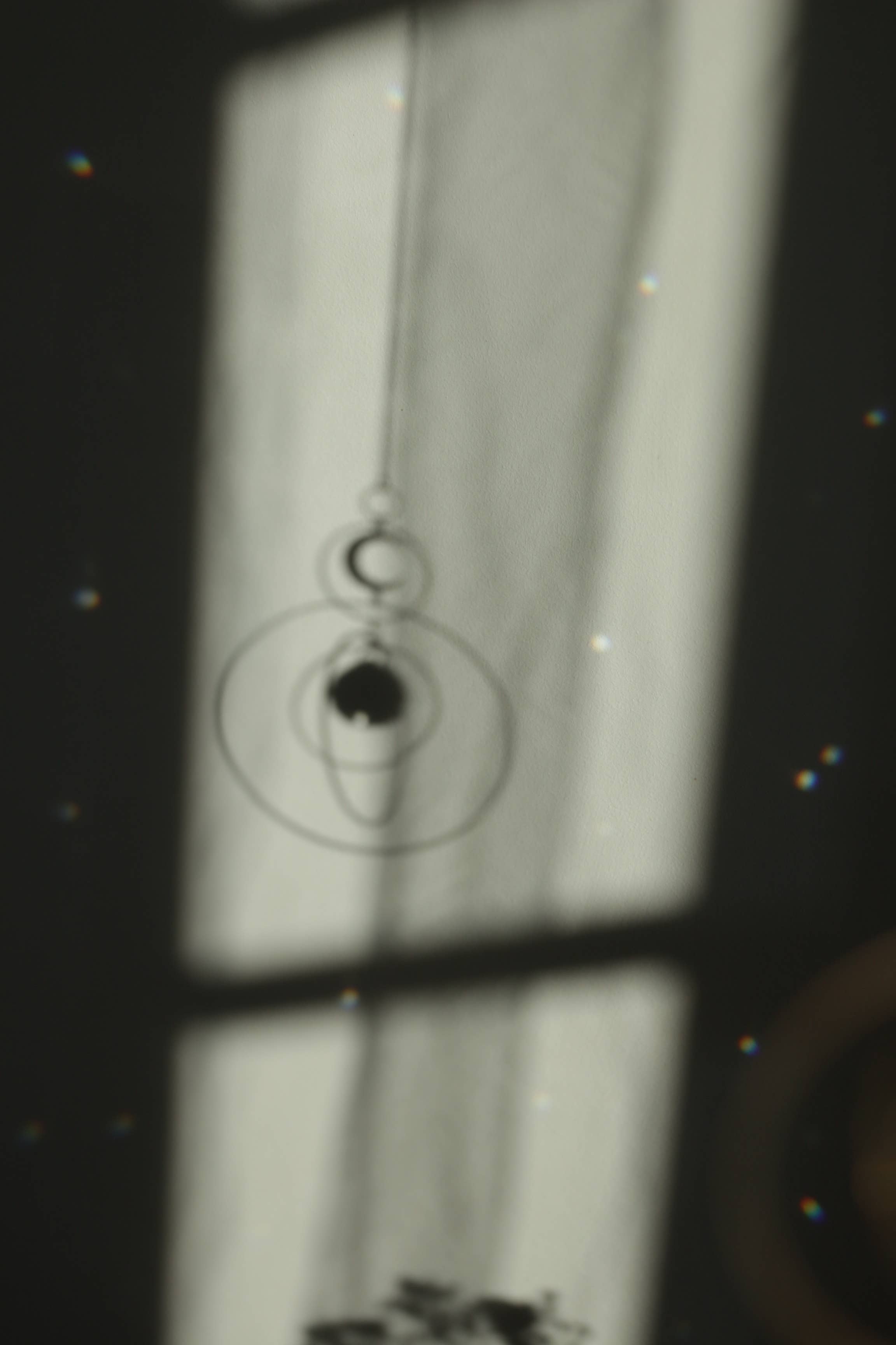 Atelier Intuitive – Großhandel Sonnenfänger – COSMOS • Hängender Sonnensammler aus Messing und Kristallglas6