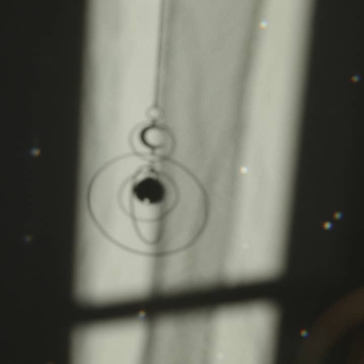 Atelier Intuitive – Großhandel Sonnenfänger – COSMOS • Hängender Sonnensammler aus Messing und Kristallglas6