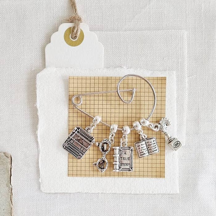 Book Lover Swirl Pin broche - 72 for engroshandel hos Zamsoe