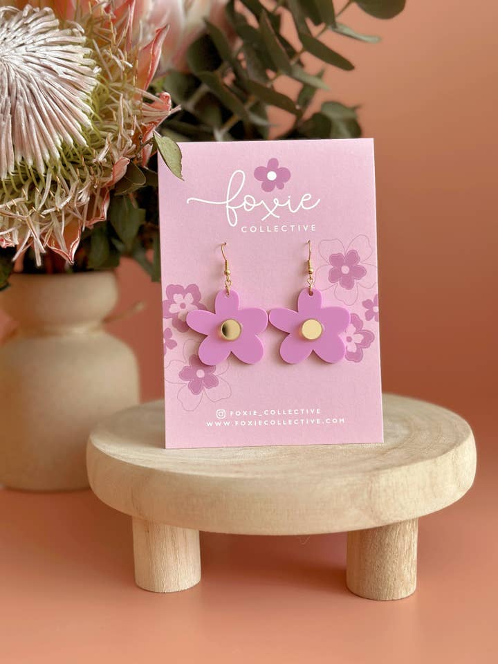 Bella Dangles | Lilla + Oro | VENDITA ALL'INGROSSO per la vendita all'ingrosso da parte di Foxie Collective