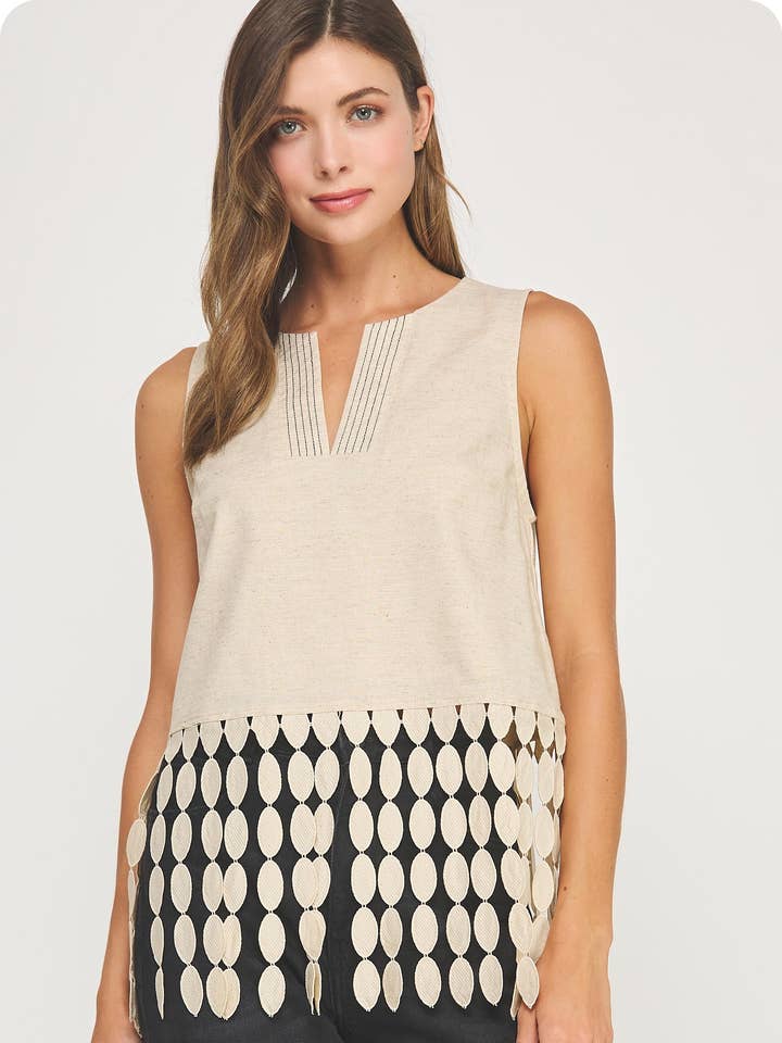 Top van linnen met kanten franjes en stippen. voor wholesale door Strut & Bolt