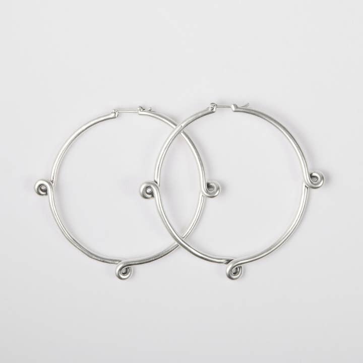 Trois créoles torsadées pour la vente par Suna Bonometti LLC