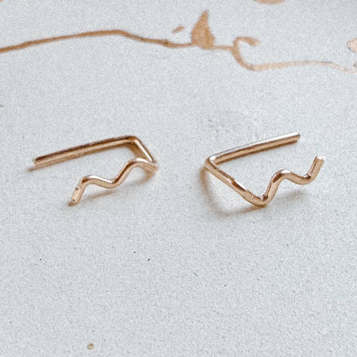 Petit grimpeur d'oreille en zigzag doré – Plaqué or 12k pour la vente par Cecelia Designs Jewelry