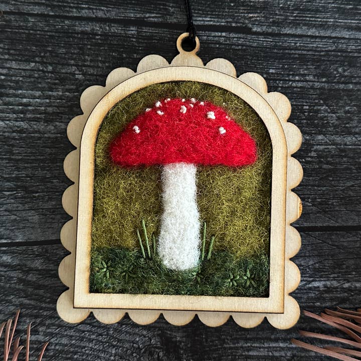 Petit ornement mural encadré | Laine feutrée brodée pour la vente par House of Moss