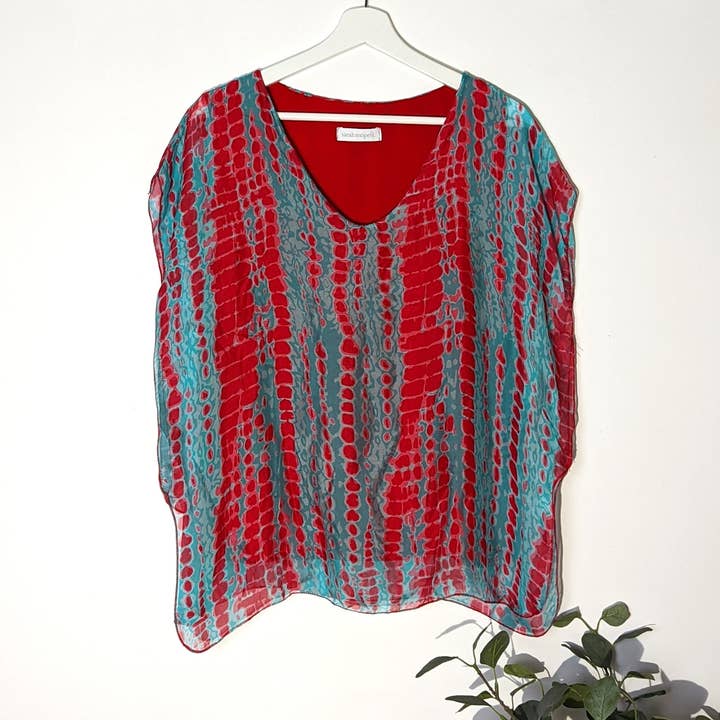 Haut ample en soie 100% avec imprimé numérique de lignes horizontales élégantes floues (S-M) pour la vente par Tempest Designs