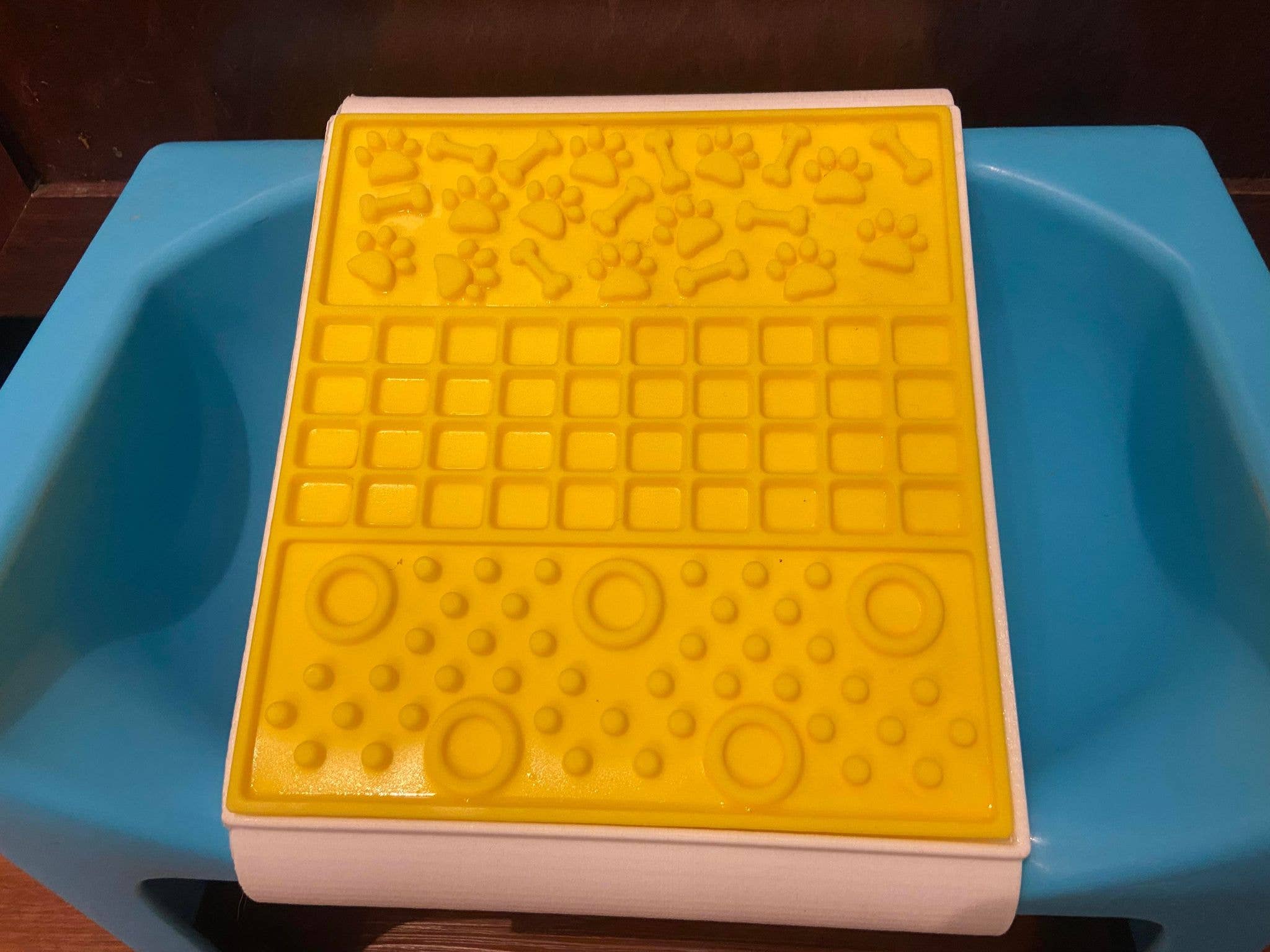 Fluff Trough - Wholesale Pet Food Mat - Dog - Attachable Licking Mat1