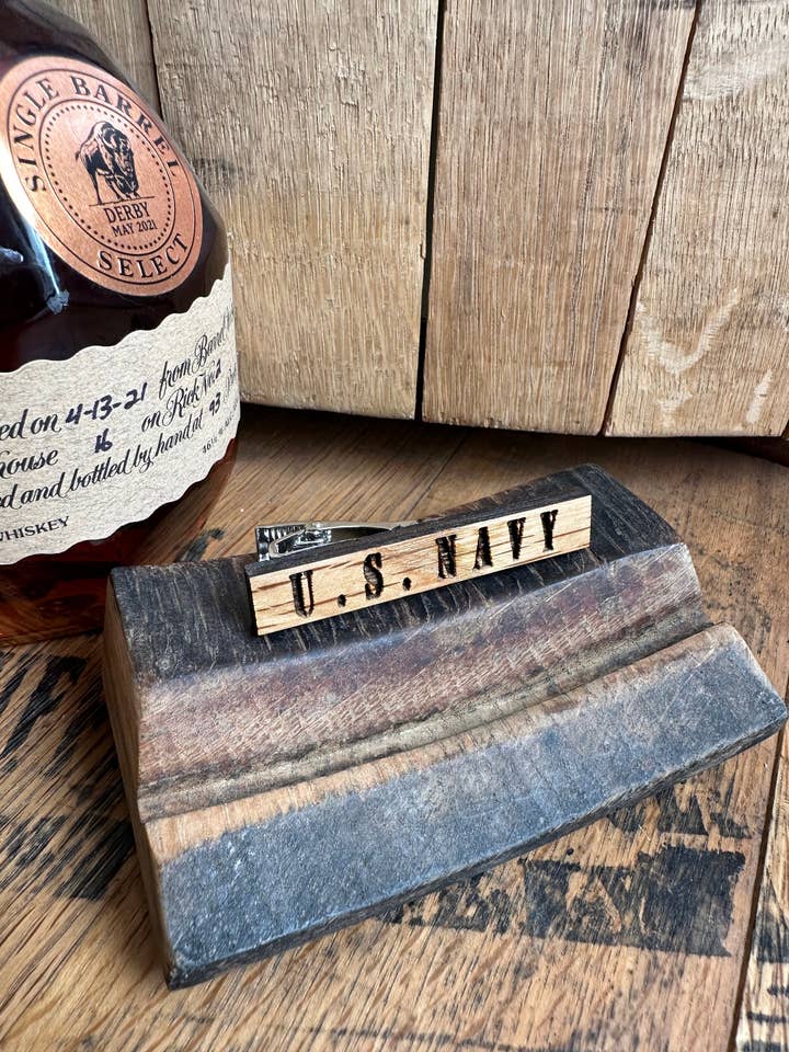Fermacravatta della Marina degli Stati Uniti provenienti da barili di bourbon recuperati per la vendita all'ingrosso da parte di TWWKY