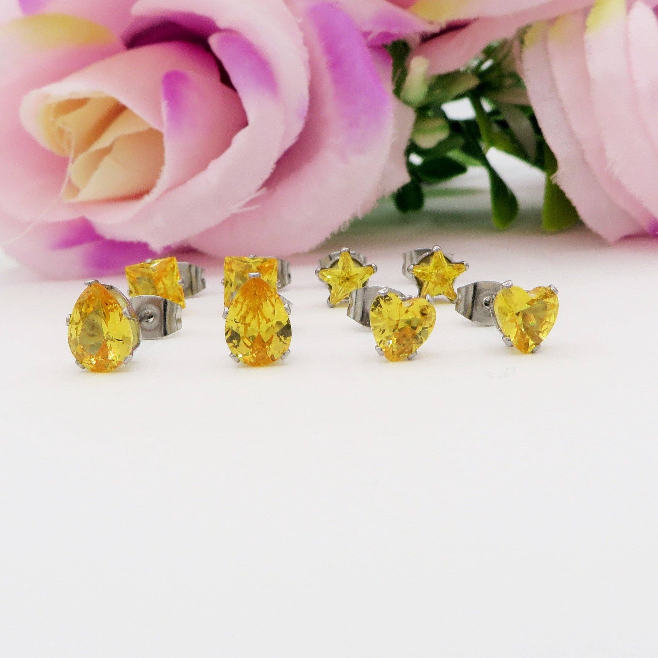 Daemon srls - Wholesale Jewelry Set - SET 4 PAIA PUNTI LUCE SHINE colours ~ 4 forme punti luce acciaio inossidabile ~ 8 PZ ~ 12 varianti colore ~ Orecchini a lobo con zirconi14