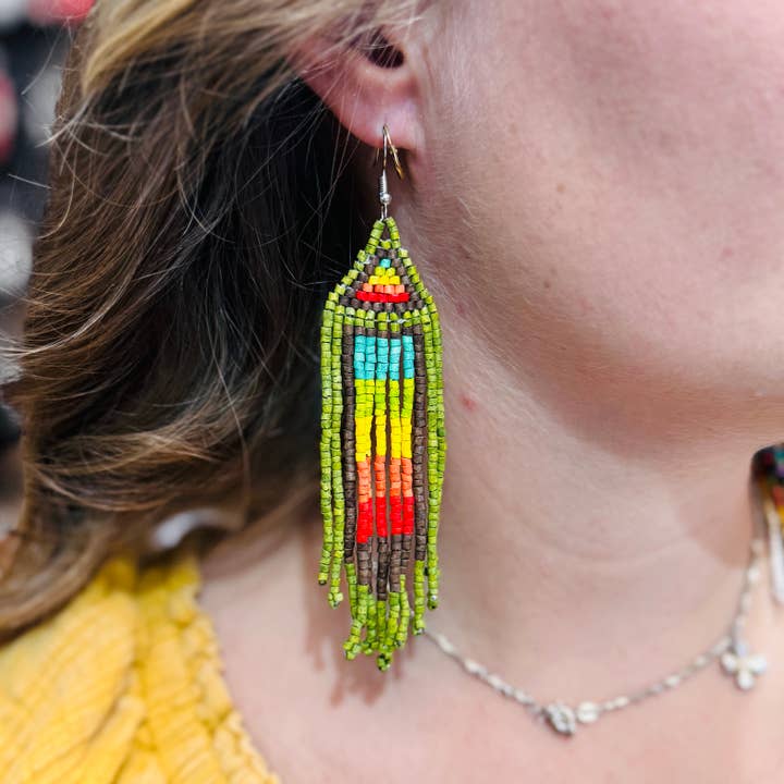 Keramiske perler, farverige frynseøreringe med regnbuefarve for engroshandel hos Los Colores de la Tierra