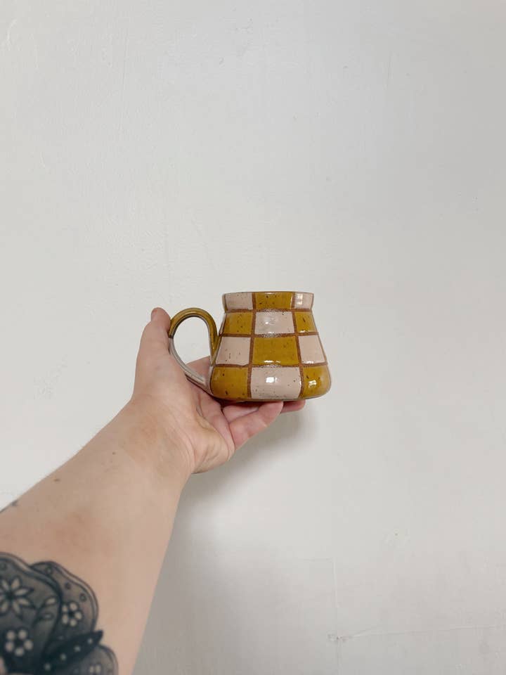 Mug à carreaux pour la vente par Gin Pottery