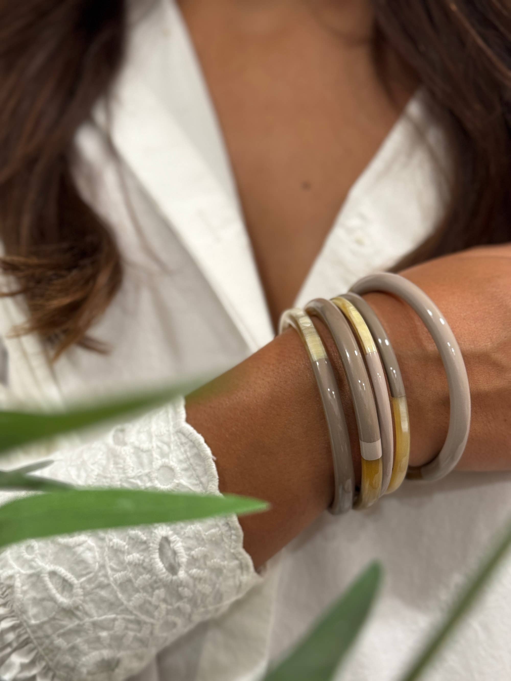 MAISON KIZO - Wholesale Bangle Bracelet - Taupe lacquered buffalo horn bangle 6mm1