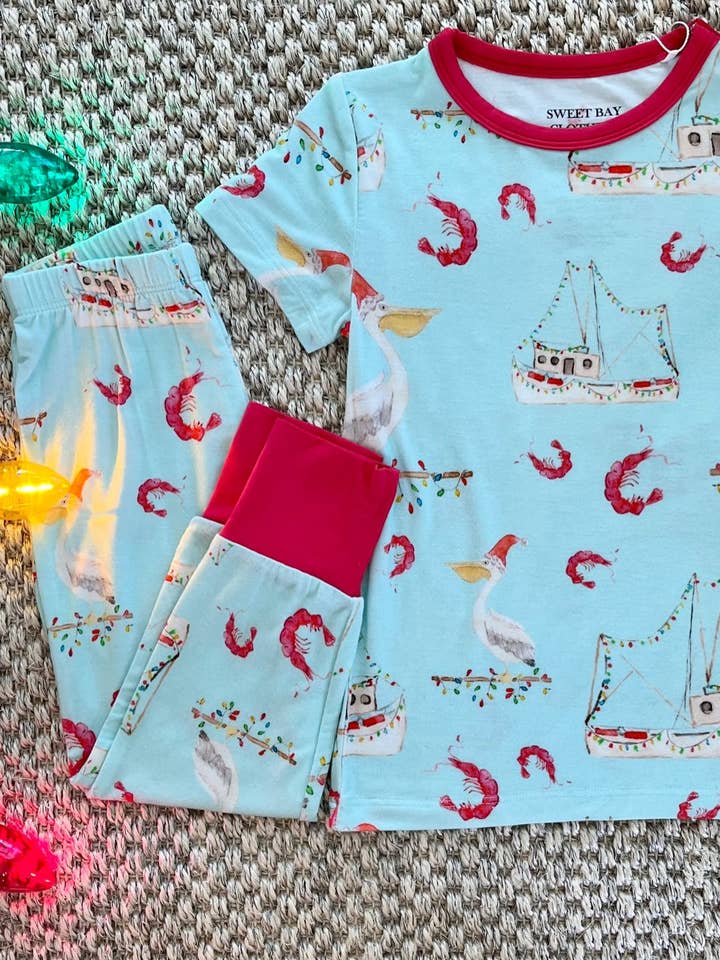 Sweet Bay Clothing – Engroshandel Pyjamasæt - Børn – Shrimp Boat Christmas To-delt pyjamasbuksesæt0