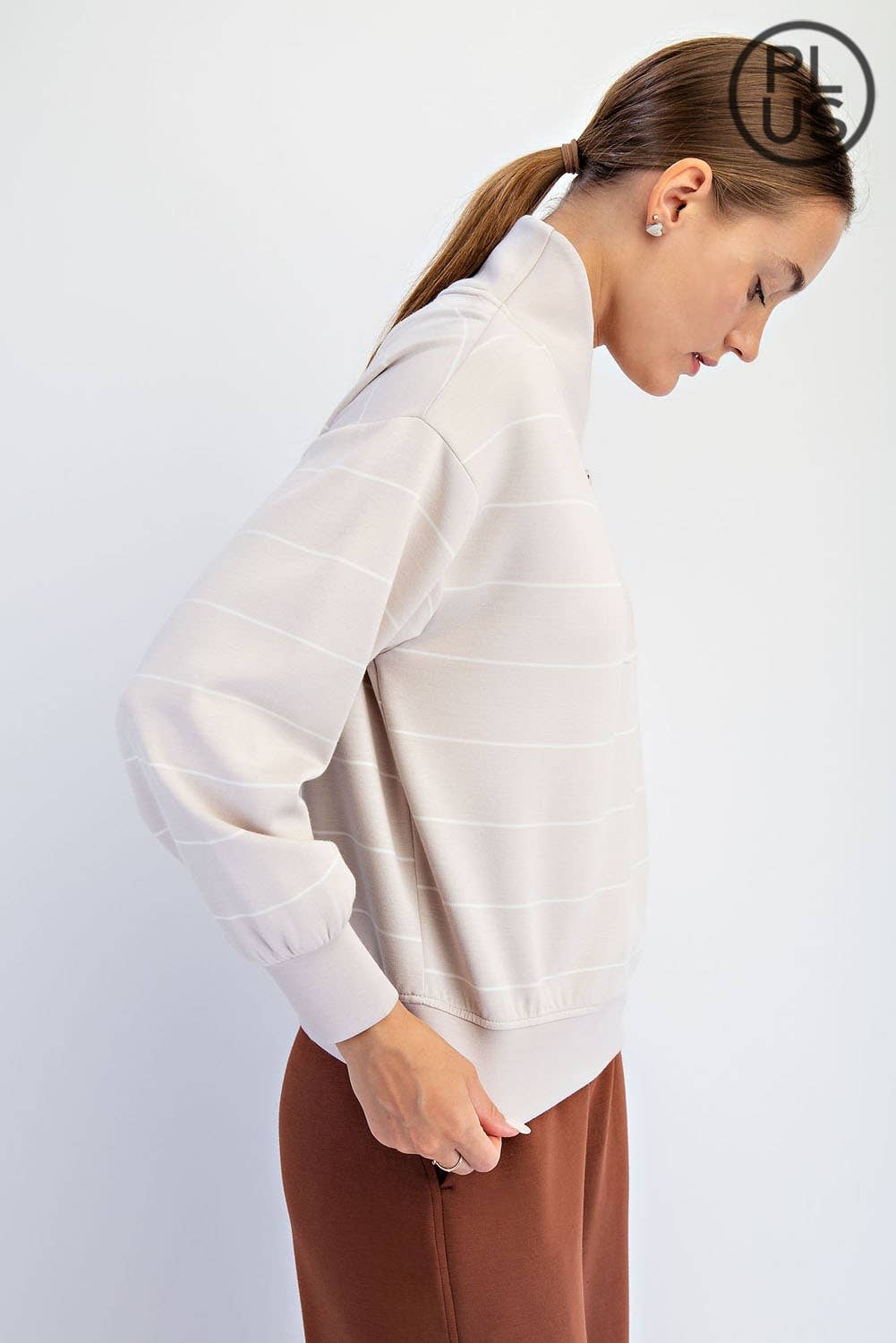 Rae Mode - Vendita all'ingrosso Felpa - Donna - GIACCA SCUBA A RIGHE IN MODAL TAGLIA FORTE CON SCOLLO A V7