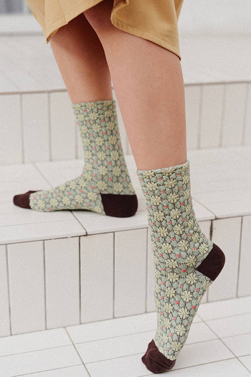 7DAYSSOCKS - Wholesale Socks - Women's - Women's Crew Embo Flower Socks9