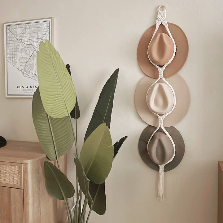 Porte-chapeau triple en macramé pour la vente par Knot and Olive