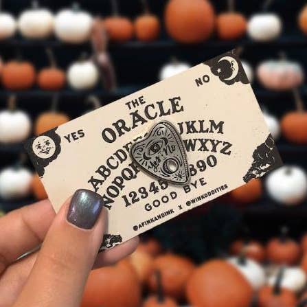 The Oracle - Épingle Planchette Ouija en argent pour la vente par A Fink & Ink