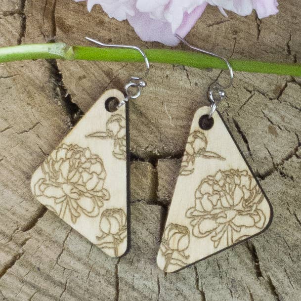 Petites boucles d'oreilles en bois gravé de pivoines pour la vente par A Farm Girl by Tess