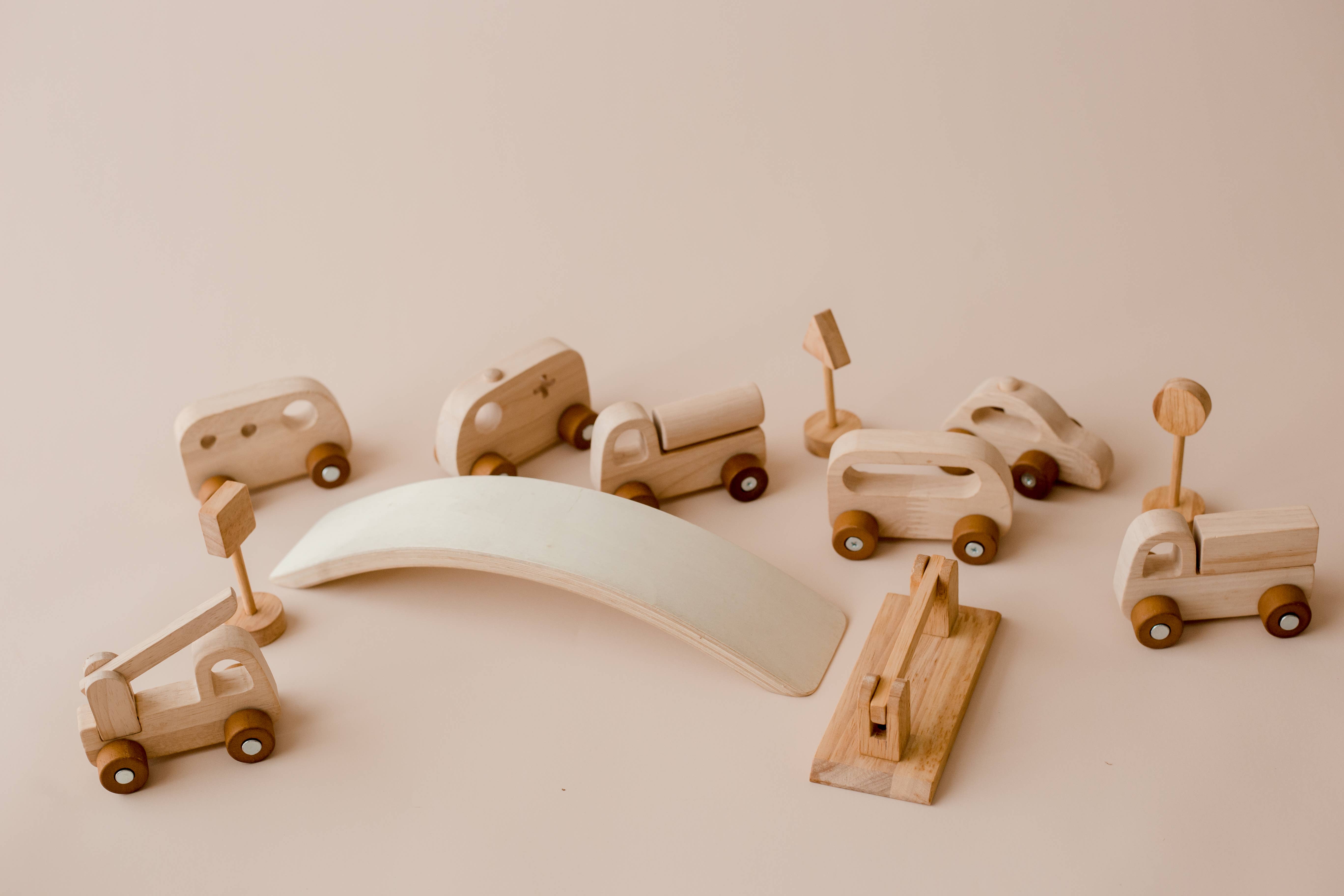 Q Toys – Großhandel Spielzeugset – Kinder – Holzspielzeug-Set mit 7 Mini-Fahrzeugen und Zubehör6