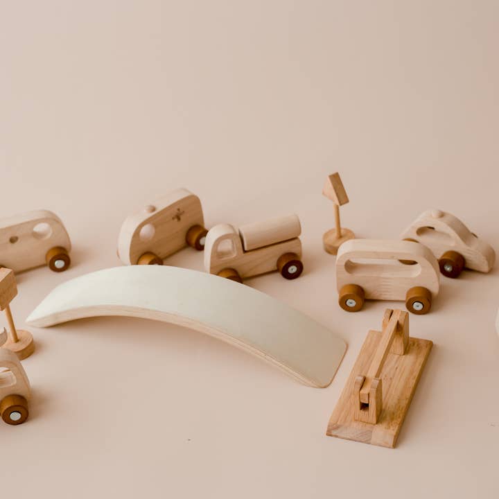 Q Toys – Großhandel Spielzeugset – Kinder – Holzspielzeug-Set mit 7 Mini-Fahrzeugen und Zubehör6