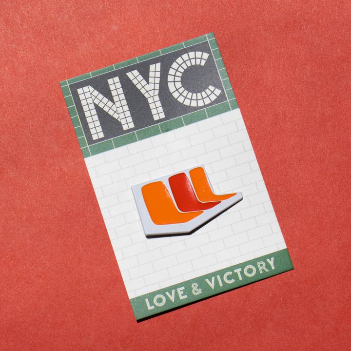 Épingle de siège du métro de NYC pour la vente par Love & Victory