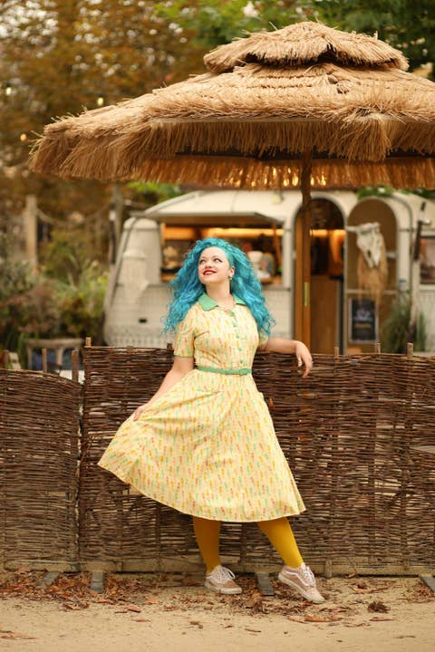 Penelope II kremfarvet rockabilly skjortekjole med pastel søheste for engroshandel hos Dolly & Dotty