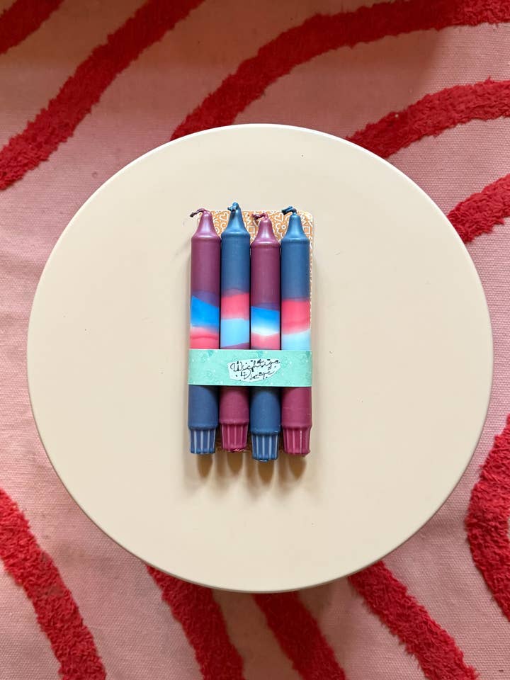 Set di 4 candele Dip Dye blu e rosse con luccichio - Gradiente di colore inverso per la vendita all'ingrosso da parte di Wichtigedinge