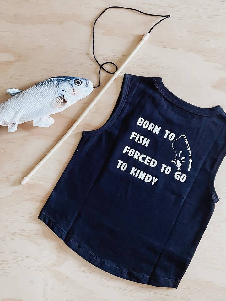 Geboren om te vissen, gedwongen om naar Kindy Muscle Tee te gaan:: zwart voor wholesale door Tully and the Chief