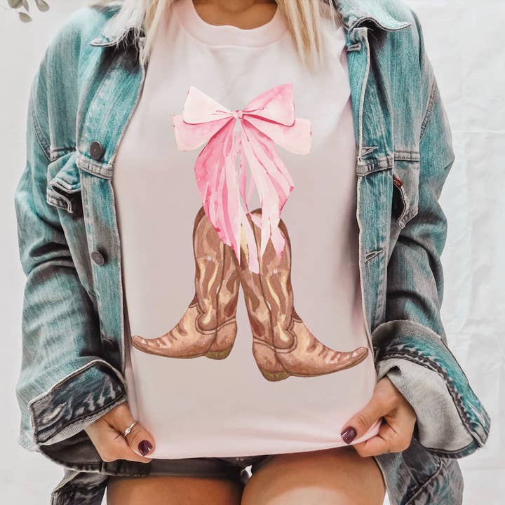 Camiseta gráfica de primavera estilo vaquero coqueto con lazo rosa. para venta al por mayor de Par.tees by Party On!