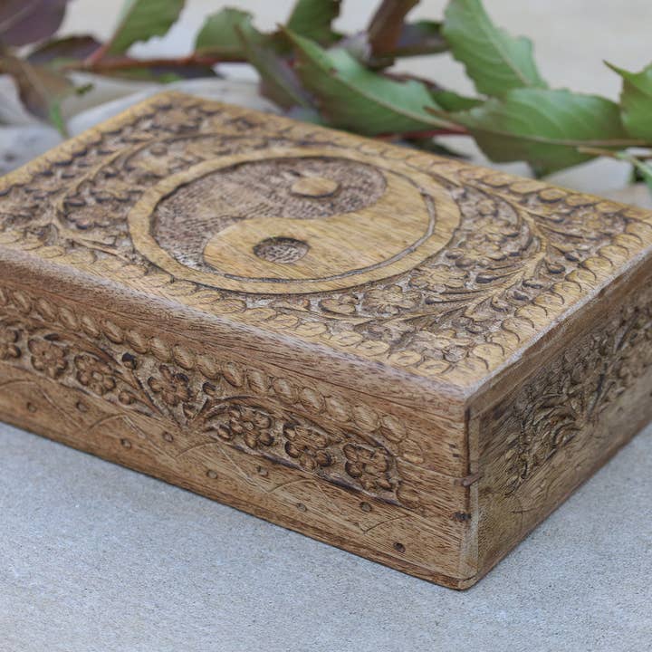 Boîte en bois Yin Yang sculptée à la main pour la vente par Lungta Imports