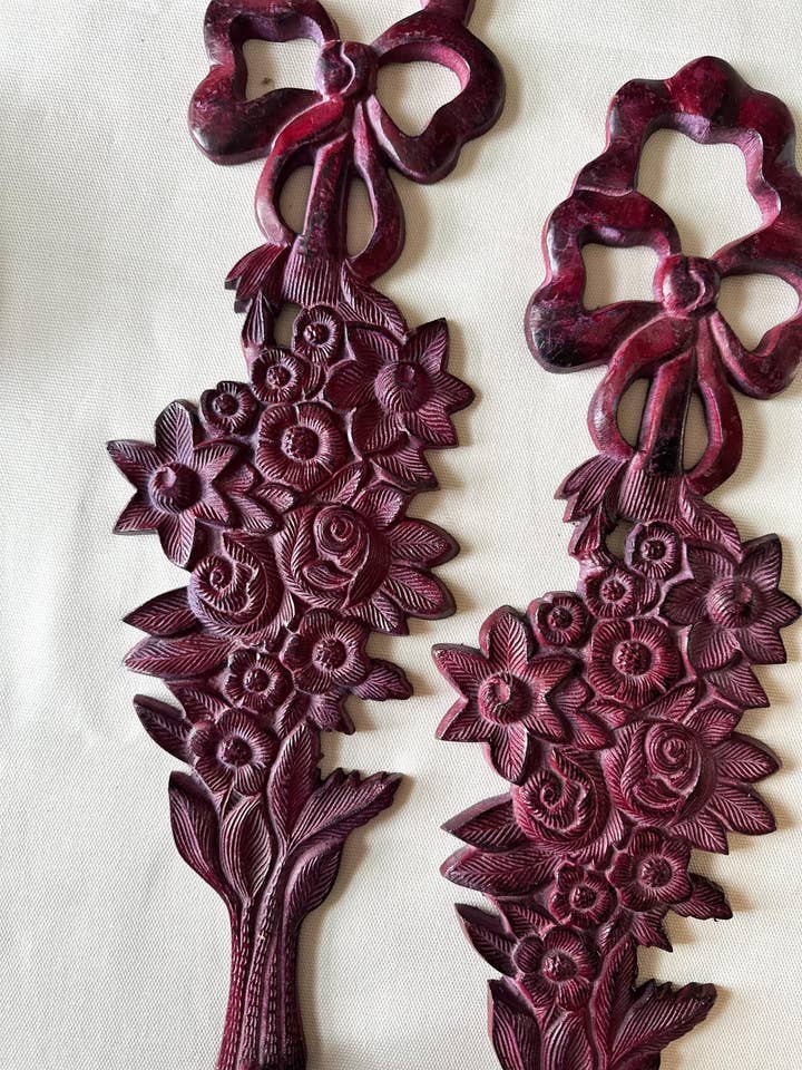 Applique da parete in metallo floreale vintage color granata (set di 2) per la vendita all'ingrosso da parte di Heirloom & Honey