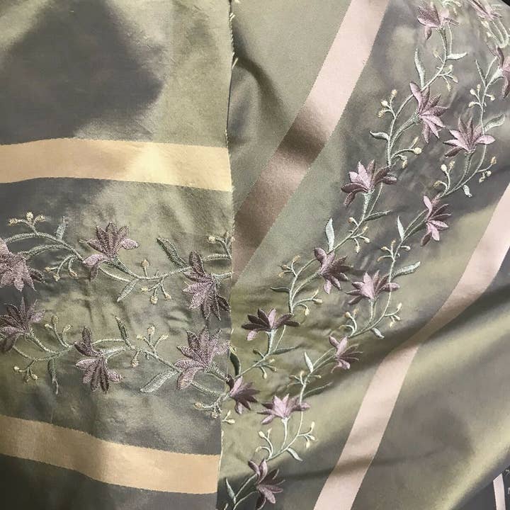 Fancy Styles Fabric - Vente Tissu - NOUVEAU ! VENTE ! Tissu brodé de taffetas 100% soie Duchesse Adele - Vert avec fleurs lavande5