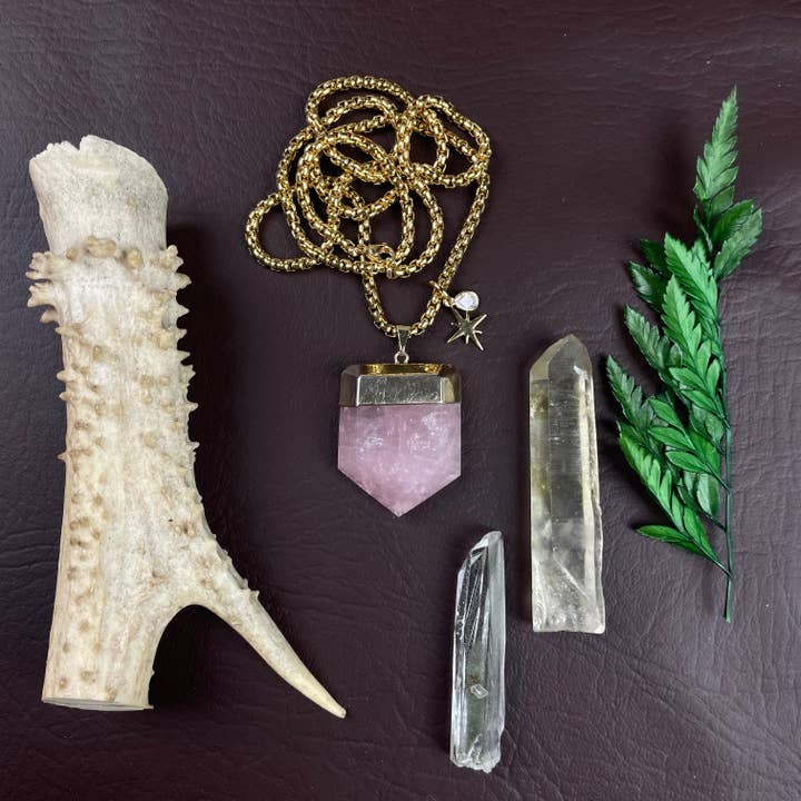 Sinoe/// Grand collier à breloques en quartz rose pour la vente par Dark Edge Jewelry