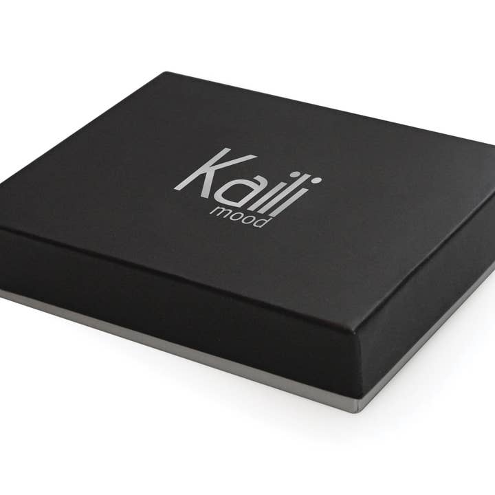 Kaili mood / RENATO BORZATTA - Italy since 1978 - - Wholesale Wine Tote - K0010EB | Drip catcher for Bottle Made in Italy in Full Grain Genuine Leather, dollar grain - Color Green. Dimensions: cm 27 x 4 x 0.5. Packaging: Rigid Gift Box base/lid3