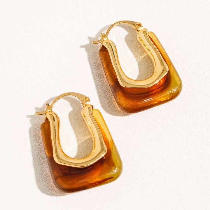 Orecchini a cerchio boho a forma di U placcati in oro 18K Talia per la vendita all'ingrosso da parte di Flânerie by MAIQ