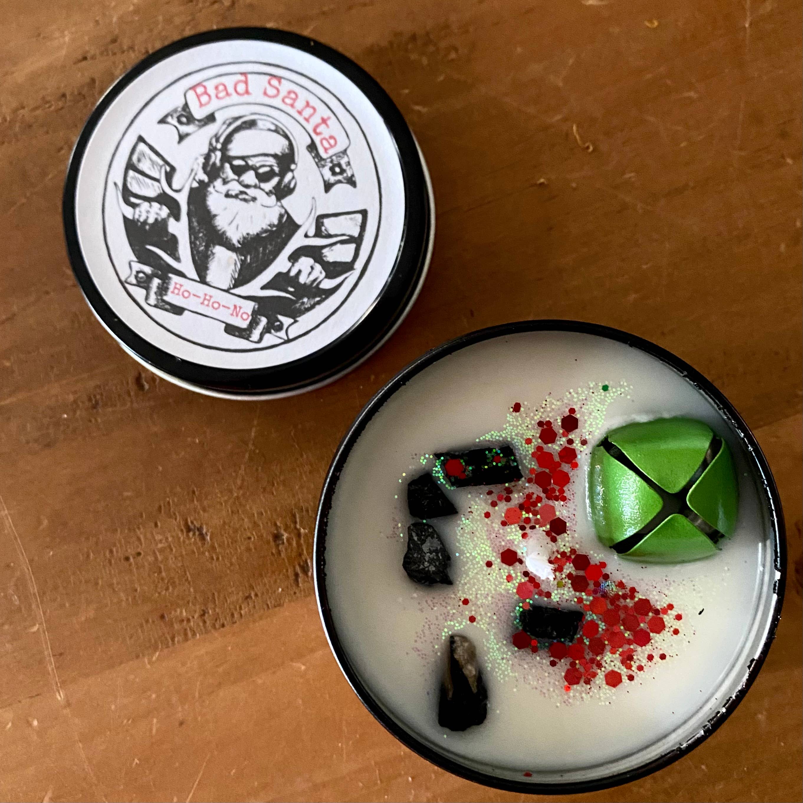 Raven’s Hearth – Großhandel Kerze im Glas / gefüllte Kerze – Bad Santa Candle | Frecher Weihnachtsduft | Vegan 9
