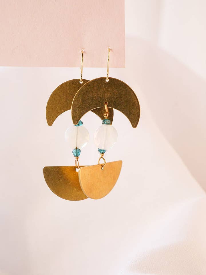 Boucles d'oreilles demi-lune en opalite et apatite pour la vente par Asher Grey