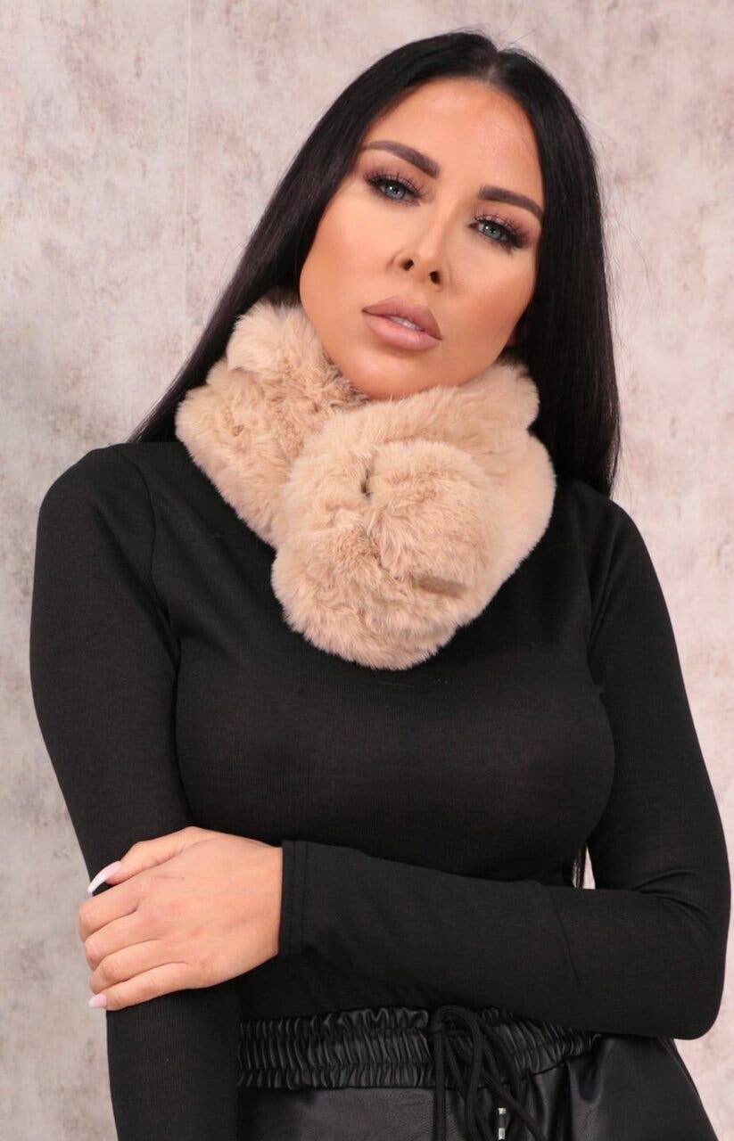 Femme Luxe – wholesale Halsduk - Dam – Kamel Fluffy Pom Pom Halsduk - Philippa1