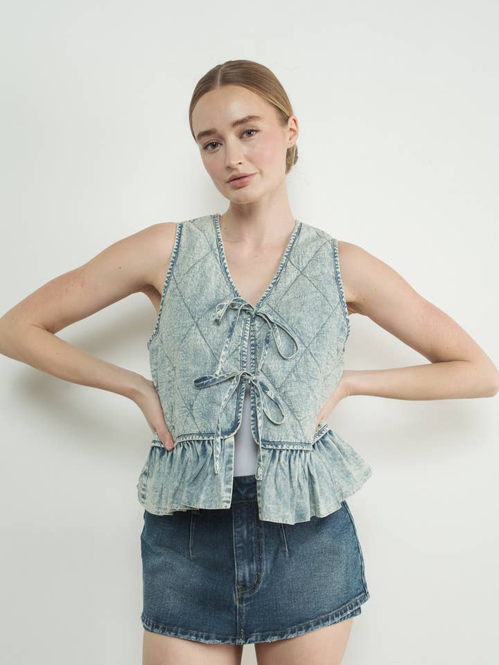 MAJ3187 VOLANGKANTAD DENIMVÄST MED BAND för wholesale av Aaron & Amber