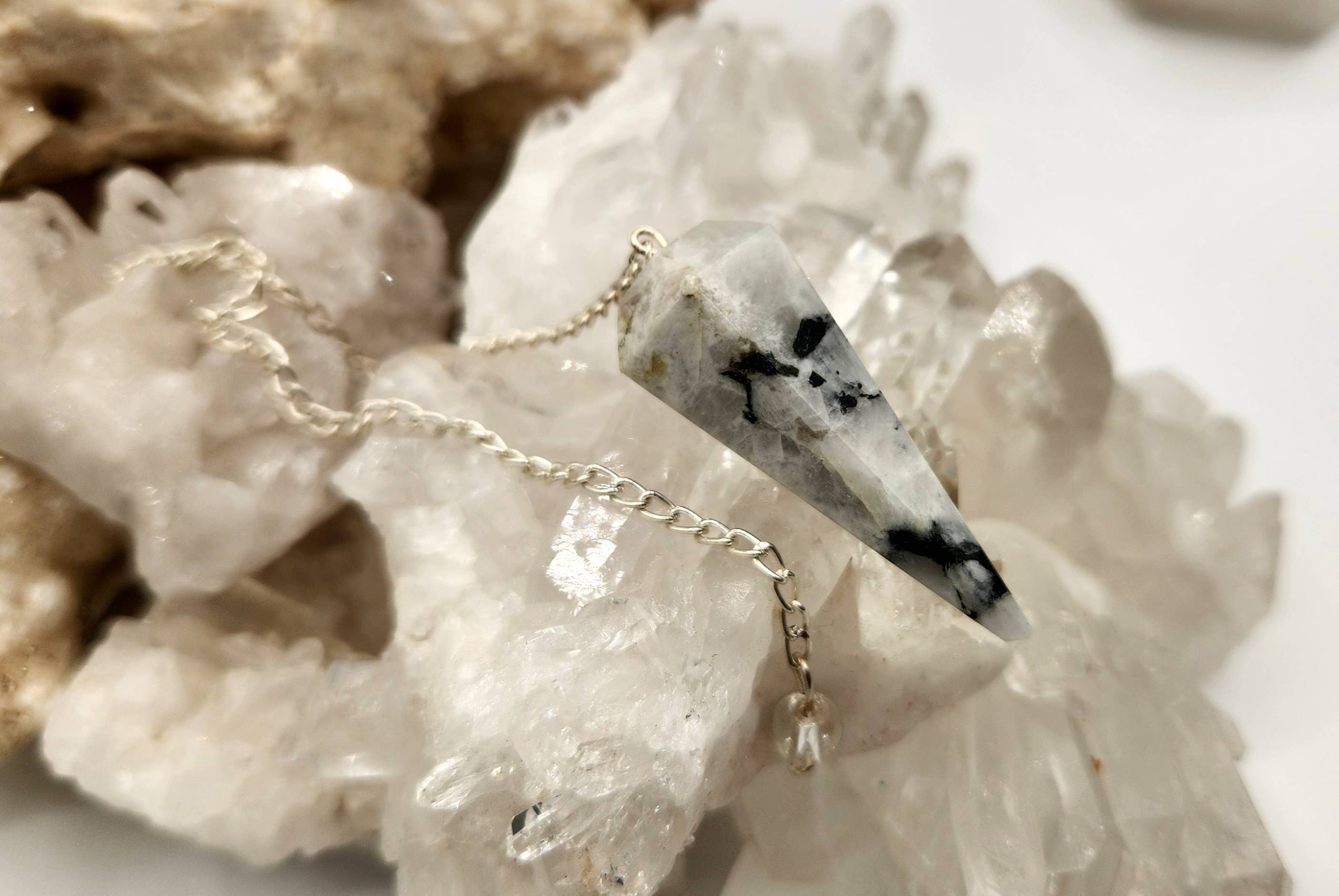 Meraki Gemstones - Venta al por mayor Tableros de péndulos - Péndulo de Piedra Lunar Arcoíris con Cadena Plateada de Plata6